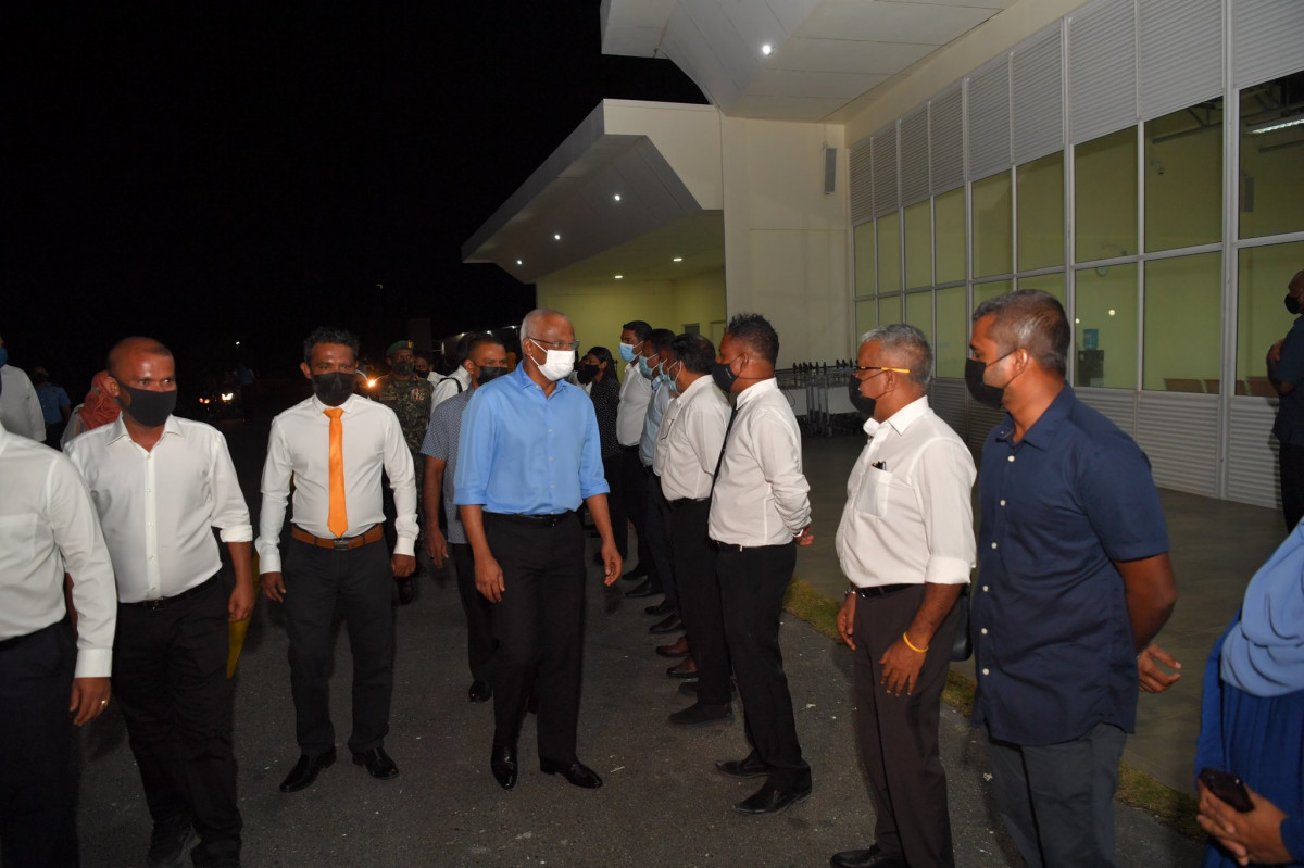 ރައީސް ސޯލިހު ތިމަރަފުއްޓަށް ވަޑައިގަތުން - ރައީސް ވަޑައިގަންނަވާ ރަށްރަށުގެ ބައެއް ތަންތަނަށް ޒިޔާރަތްކުރައްވައި އެތަންތަނުގެ ހާލަތު ބައްލަވާލައްވައި، ބައެއް މުއައްސަސާތަކުގެ އިސްވެރިންނާއި ކައުންސިލްތަކާއި އަންހެނުންގެ ތަރައްޤީއަށް މަސައްކަތްކުރާ ކޮމިޓީތަކުގެ އިތުރުން، މަސްވެރިންނާއި، ދަނޑުވެރިންނާއި ވިޔަފާރިވެރިންނާ ބައްދަލުކުރެއްވުމަށް ވަނީ ހަމަޖެހިފައި - ފޮޓޯ: ރައީސް އޮފީސް