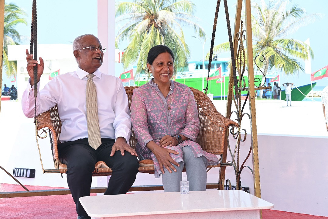 ރައީސުލްޖުމްހޫރިއްޔާ އިބްރާހިމް މުހައްމަދު ސާލިހް އާއި އަނބިކަނބަލުން ފަޒްނާ އަހްމަދު - ފޮޓޯ: ރައީސް އޮފީސް