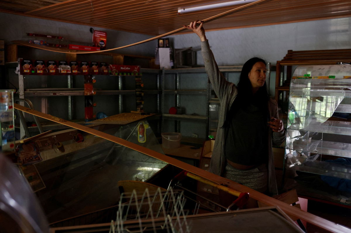 8 މަހާއި ބައިގެ މާބަނޑު، އުމުރުން 27 އަހަރުގެ އަނާ ޒޫރާވެލް، އޭނާގެ އާއިލާގެ ތަރުކާރީ ވިއްކާ ފިހާރައިގެ ފުރާޅު އަލުން ބިނާކުރުމަށް އެހީތެރިވަނީ.
- ފޮޓޯ: ރޮއިޓަރސް