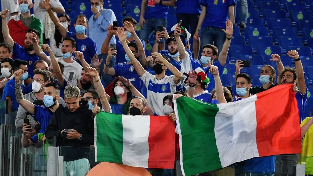 ތުރުކީ އާއި އިޓަލީ ބައްދަލުކުރި މެޗު ބަލަން ދަނޑަށް ވަން އިޓަލީގެ ބައެއް ސަޕޯޓަރުން - ފޮޓޯ: ގެޓީ އިމޭޖަސް