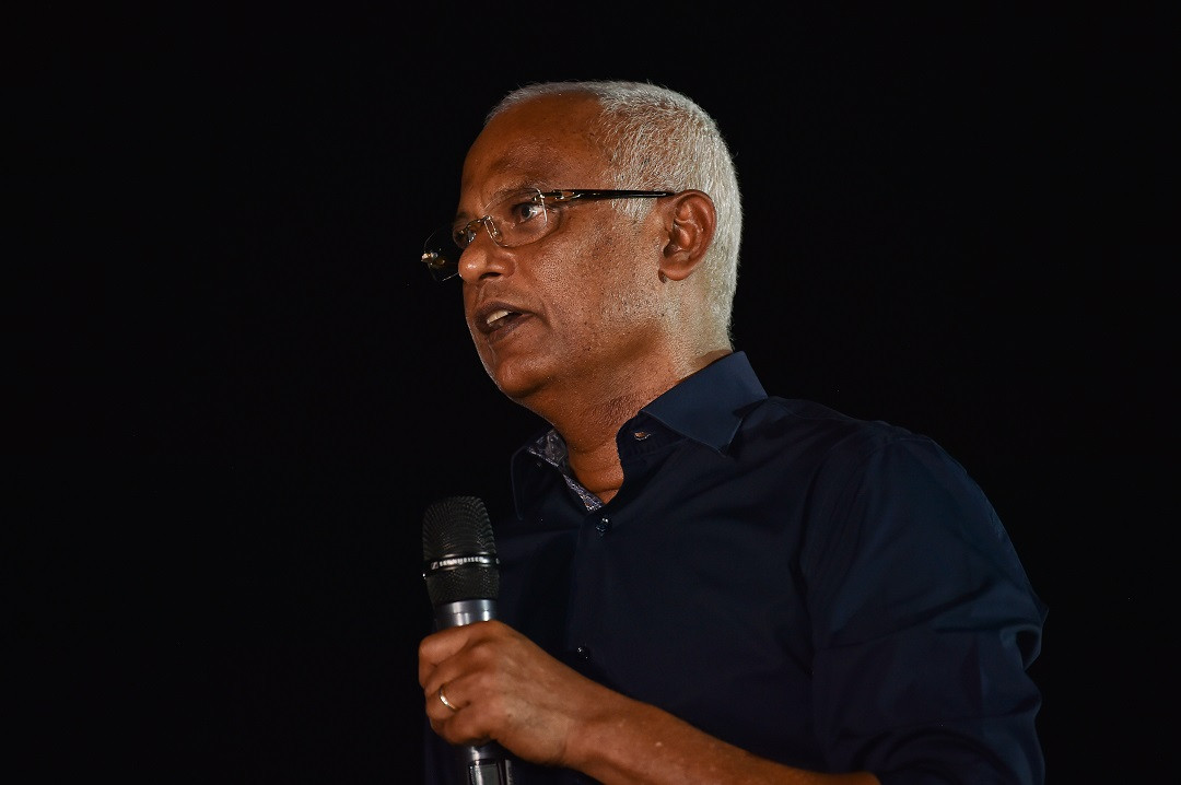 ރައީސުލްޖުމްހޫރިއްޔާގެ ދެކަނބަލުން އައްޑޫ ސިޓީގެ ރައްޔިތުންނަށް ދެއްވި މާހެފުން - މަސައްކަތް ކުރައްވަމުން މިގެންދަވަނީ، އެބޭފުޅުން އެކުލަވައިލެއްވި ވަޢުދުނާމާ ތަންފީޛު ކުރުމަށް ކަމަށް ރައީސް ވިދާޅުވި - ފޮޓޯ: ރައީސް އޮފީސް