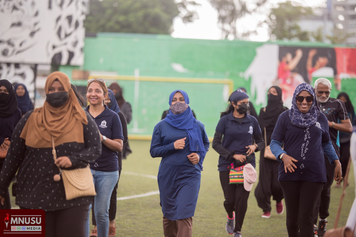 ދިވެހިރާއްޖޭގެ ގައުމީ ޔުނިވަރސިޓީއަށް 48 އަހަރު ފުރުން ކުލަގަދަ ގޮތެއްގައި ފާހަގަ ކުރުމަށް ބޭއްވި ހަރަކާތުގެ ތެރެއިން, ޔުނިވަރސިޓީގެ ލެކްޗަރާއިންނާއި ދަރިވަރުން އަދި ސްޓާފުން - ފޮޓޯ: އެމްއެންޔޫއެސްޔޫ