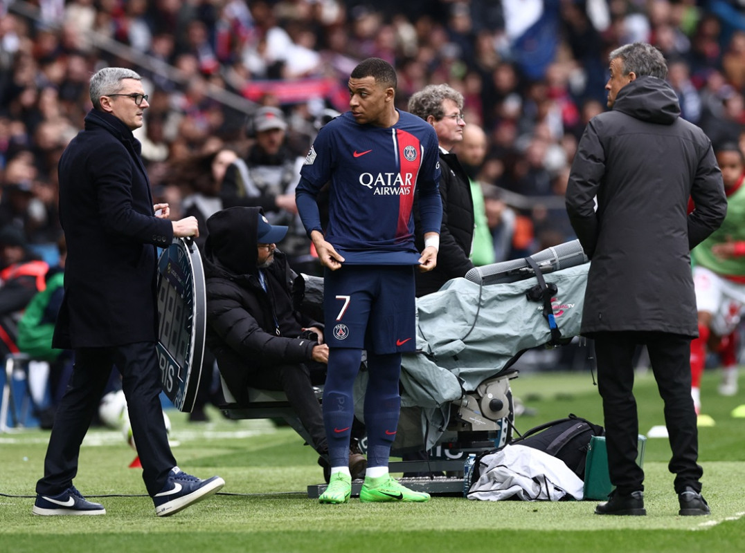 ޕީއެސްޖީ އަށް ކުޅެމުން އަންނަ ކީލިއަން އެމްބާޕޭ