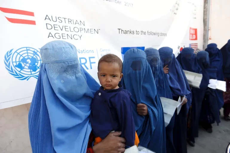 ފިނި ހެދުން ބަލައި، އަންހެނުންތަކެއް ކާބުލްގައި ހުންނަ އދ.ގެ އޮފީހުގައި