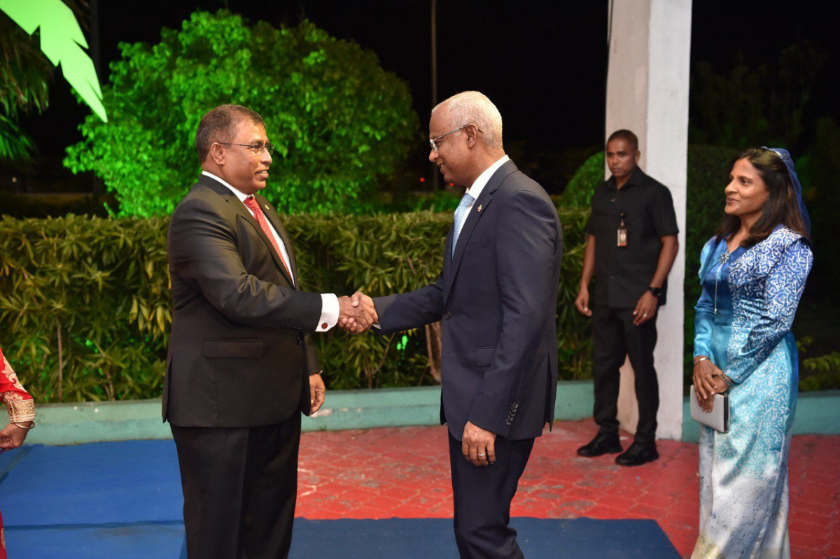 މިނިސްޓަރު ޑރ. އަބްދުﷲ މައުސޫމް، ރައީސް ޞާލިޙާ ސަލާމްކުރައްވަނީ