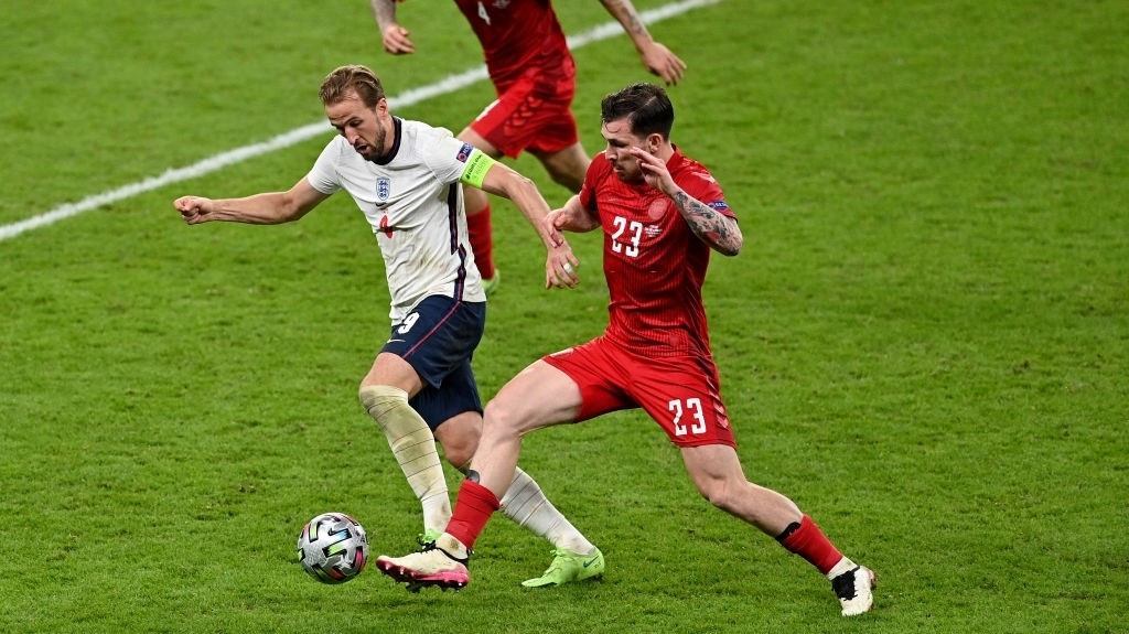 އިންގްލެންޑާއި ޑެންމާކު ބައްދަލުކުރި މެޗުގެ ތެރެއިން - ފޮޓޯ: ގެޓީ އިމޭޖަސް