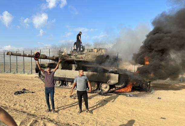 ހަމާސްގެ އަސްކަރީ ވިންގެއް ކަމަށްވާ އަލް ގައްސާމް ބްރިގޭޑްސްގެ މެމްބަރުން އިސްރާއީލުގެ އަސްކަރީ އާމަރޑް ވެހިކަލެއް 2023، އޮކްޓޯބަރު 07 ގައި އަންދާލާފައި