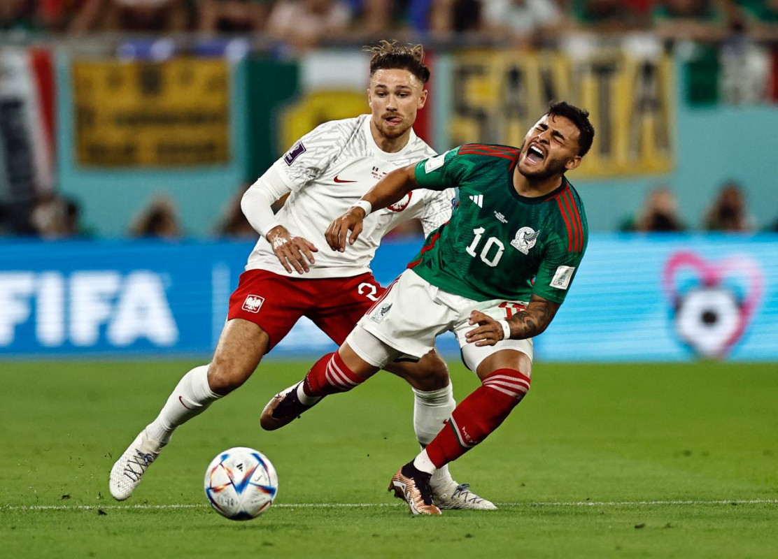 ޕޮލޭންޑު އަދި މެކްސިކޯ ބައްދަލުކުރި މެޗުގެ ތެރެއިން: ފޮޓޯ - ރޮއިޓާސް  