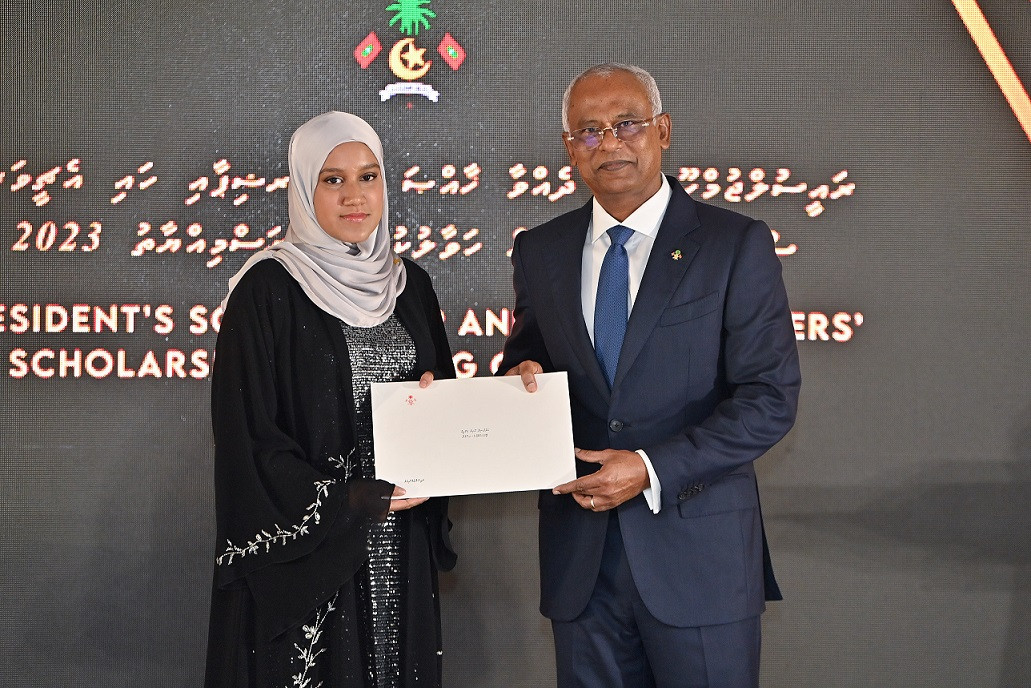 ރައީސުލްޖުމްހޫރިއްޔާ ދެއްވާ ޚާއްސަ ސްކޮލަރޝިޕް ހާސިލުކުރި ދަރިވަރަކާ އެމަނިކުފާނު ލިޔުން ހަވާލުކޮށްދެއްވަނީ