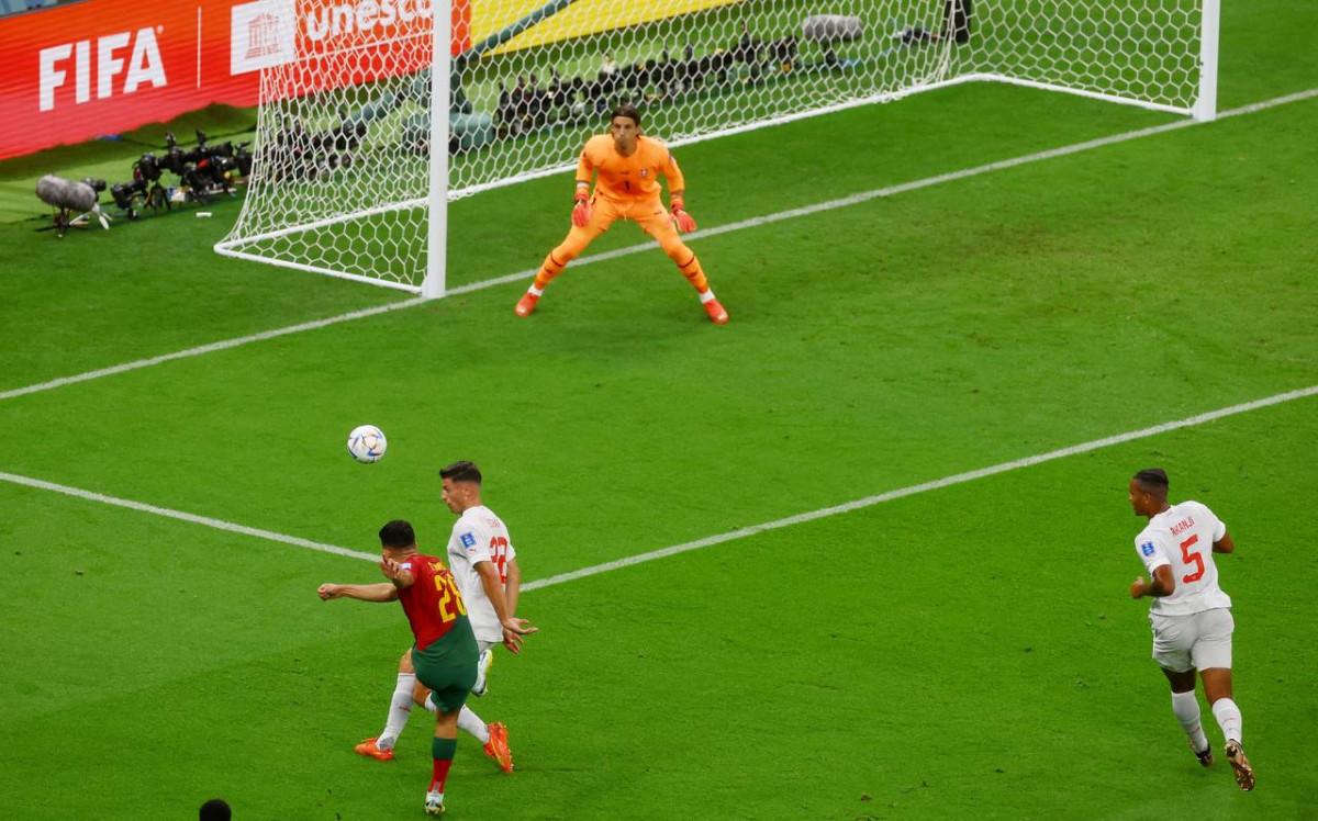 ޕޯޗުގަލް އަދި ސްވިޒަލެންޑް ބައްދަލުކުރި މެޗުގެ ތެރެއިން - ފޮޓޯ: ރޮއިޓާސް