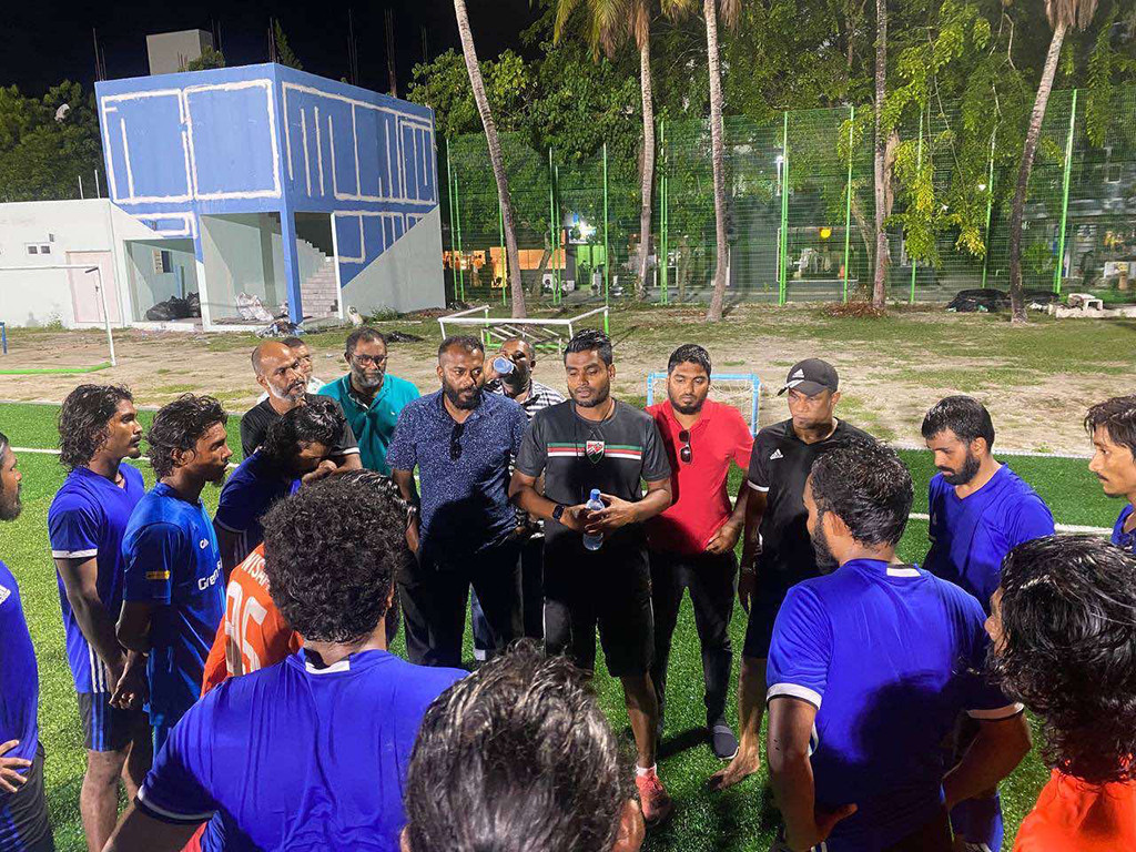 ކޯޗު ސޮބާ ޓީމްގެ ކުޅުންތެރިންނާ ވާހަކަދައްކަނީ