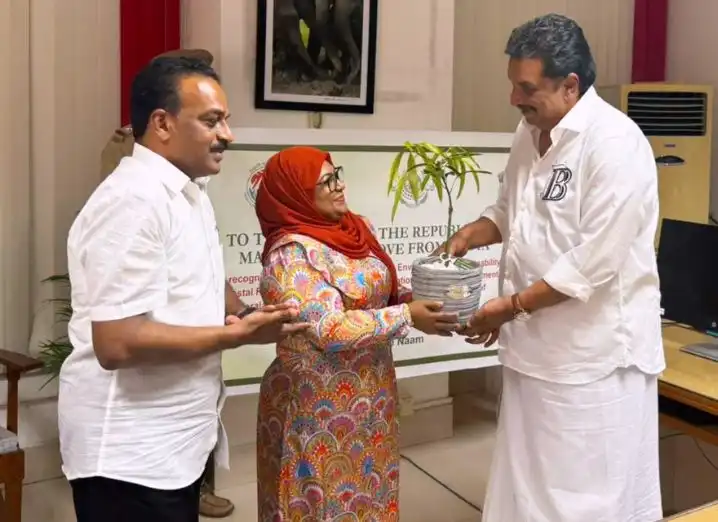 ކެރެލާގެ ފޮރެސްޓް ޑިޕާޓްމަންޓުން ހަދިޔާކުރި 1,200 ގަސް މުގުރާ، އިންޑިއާގެ ތިރުވަނަންތަޕޫރަމްގައި ހުންނަ ރާއްޖޭގެ ކޮންސިއުލޭޓް ޖެނެރަލް އާމިނަތު ޝިފާނާއާ ހަވާލުކުރަނީ