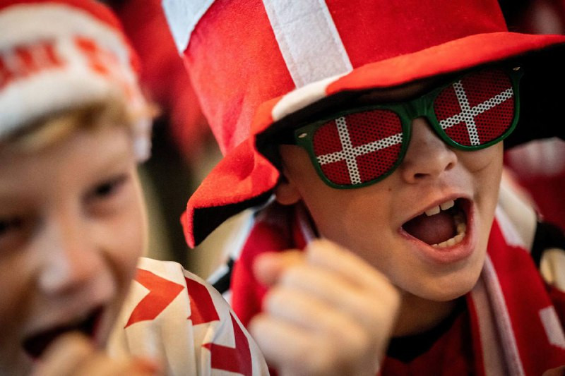 ޑެންމާކުން ގަތަރަށް ދަތުރު ފެށުން - ކުޅުންތެރިން ސްކޫލް ކުދިންނާއެކު ވަގުތުކޮޅެއް ހޭދަކުރަނީ: ފޮޓޯ - ރޮއިޓާސް