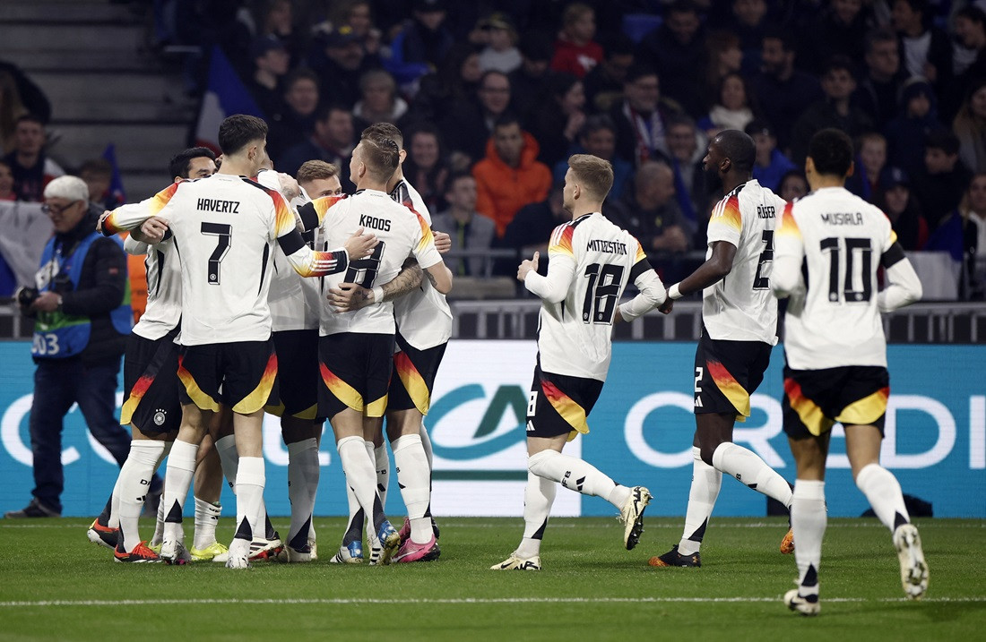 މެޗުގައި ލަނޑު ޖެހުމަށްފަހު ޖަރުމަނުގެ ކުޅުންތެރިން އުފާ ފާޅު ކުރަނީ