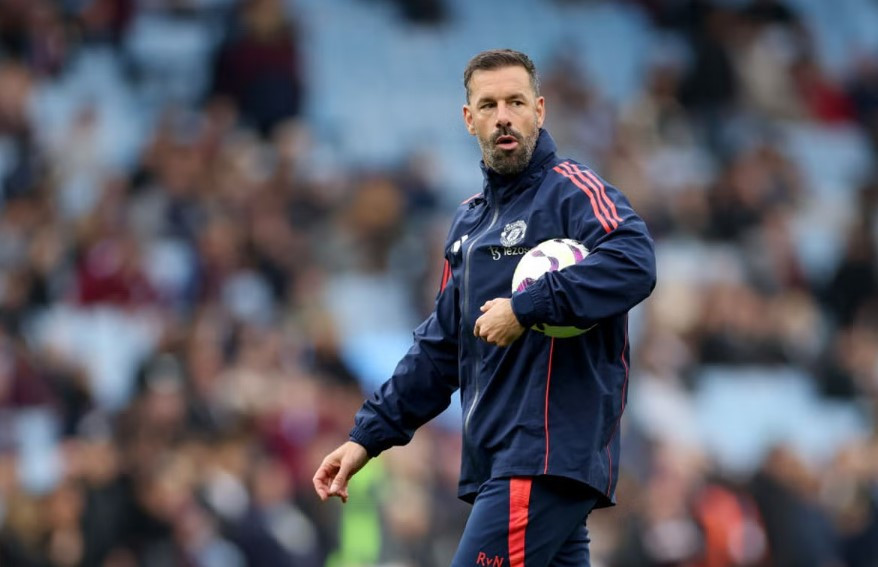 ޔުނައިޓެޑުގެ އެސިސްޓެންޓު ކޯޗަކަށް ހުރި ރޫޑް ވެން ނިސްޓަލްރޫއި