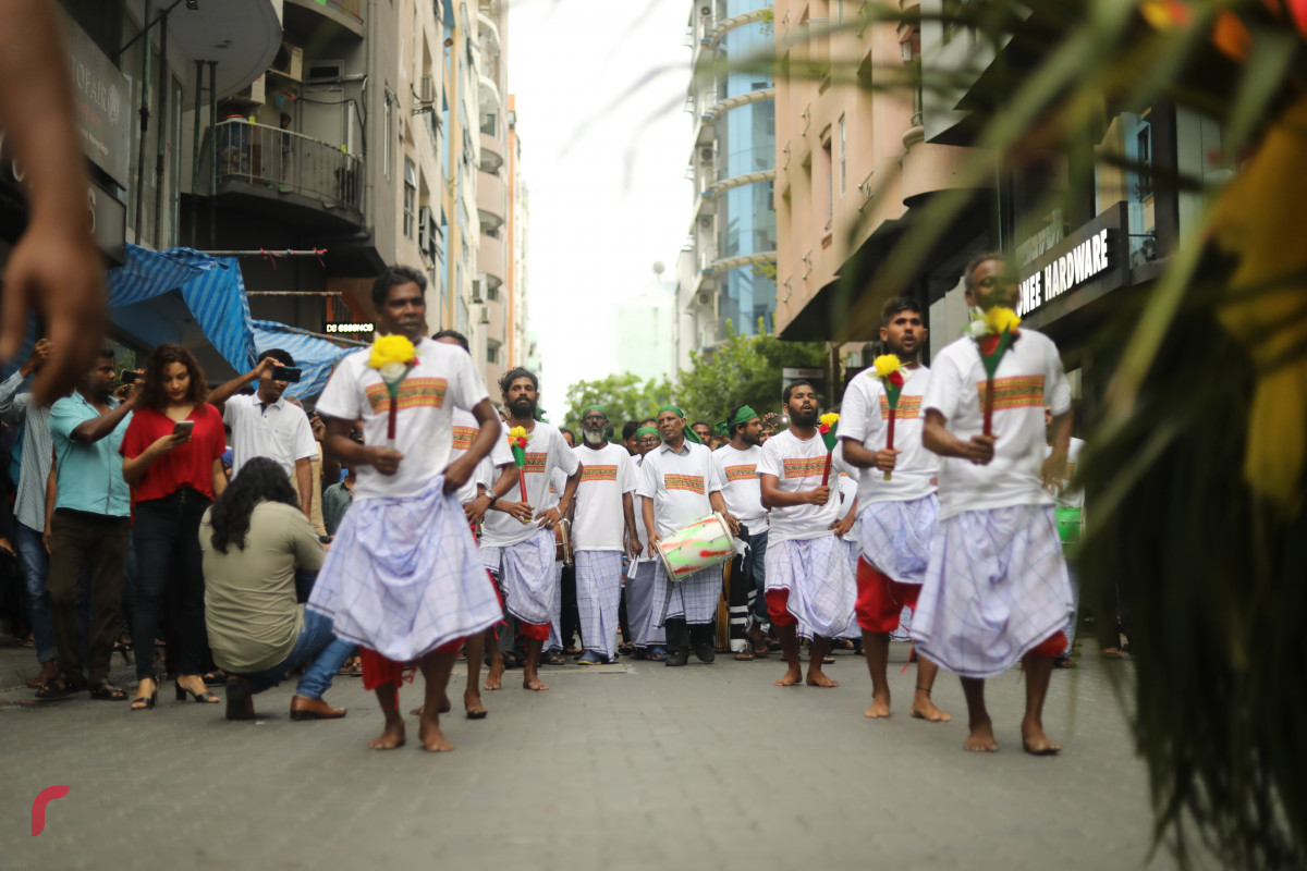 04 ޖޫން 2019 --މާލޭގައި މާލި ނެރުމުގެ ހަރަކާތުގެ ތެރެއިން، މި ހަރަކާތް ބަލާލުމަށް ގިނަ އަދަދެއްގެ މީހުން ވަނީ ޖަމާވެފައި-- ފޮޓޯ: ޝުއައިބް މުހައްމަދު