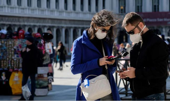 އިޓަލީގެ މަގުމަތީގައި މީހުން މާސްކު އަޅައިގެން