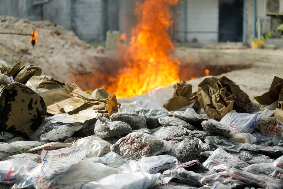 26 ޖޫން 2019: ފުލުހުންގެ ބެލުމުގެ ދަށުގައި ހުރި 416.9 ކިލޯގެ މަސްތުވާތަކެތި ނައްތާލުން. -- ފޮޓޯ: ޝުއައިބް މުހައްމަދު