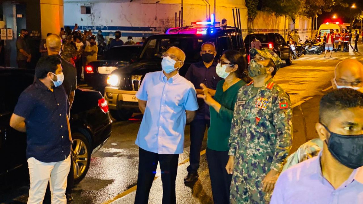 އަލިފާންގަނޑު ރޯވި ސަރަހައްދަށް ރައީސުލްޖުމްހޫރިއްޔާ އިބްރާހީމް މުހައްމަދު ޞާލިހު ވަޑައިގަތުން - އަލިފާނުގެ ހާދިސާ ހިނގި ސަރަހައްދަށް ރައީސް ވަޑައިގެން ކަންކަން ދަނީ ބައްލަވަމުން - ފޮޓޯ: ރާއްޖެއެމްވީ