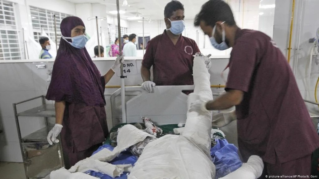 ބަންގްލަދޭޝްގެ ހޮސްޕިޓަލްއެއްގައި ފަރުވާދެނީ