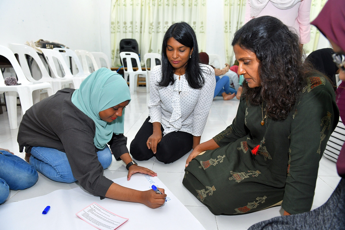 ވިމެން އެންޑް ފެމިލީ ލޯ ސެޝަންގައި ފަސްޓް ލޭޑީ ބައިވެރިވެވަޑައިގަތުން