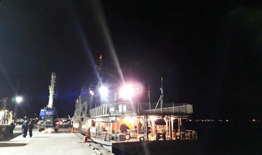 ޗިލީގެ ނޭވީ ބޯޓެއް