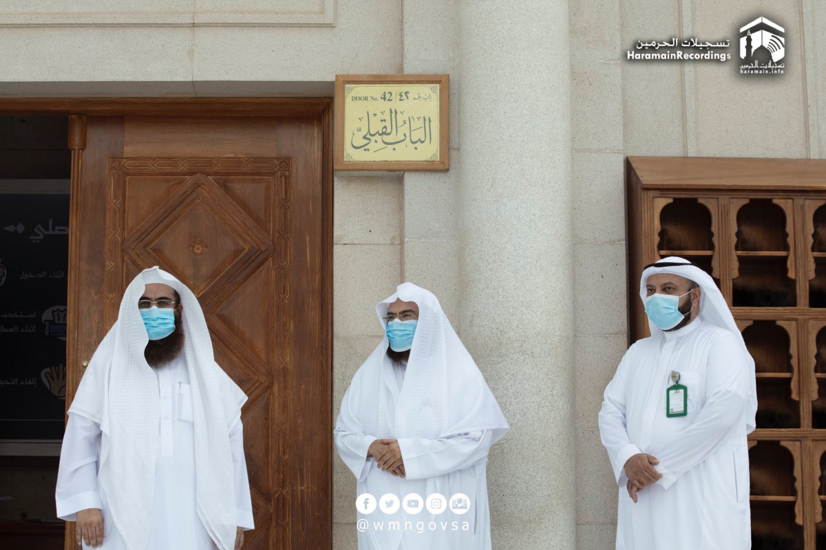 މަސްޖިދުލް ހަރާމް އާއި މަސްޖިދުލް ނަބަވީގެ ކަންކަން ބަލަހައްޓާ އޮފީހުގެ ރައީސް ޝެއިޚް އަބްދުއްރަހުމާން ސުދައިސް އާއި އަދި އެހެން ދެބޭފުޅަކު، " އަލް ބާބް ގިބްލަ " ކުރިމަތީގައި - މިއީ އާންމު ގޮތެއްގައި އިމާމުން ވަދެ ނުކުތުމަށް ބޭނުންކުރާ ދޮރުކޮޅެއް - ފޮޓޯ: އަލްހަރަމައިން