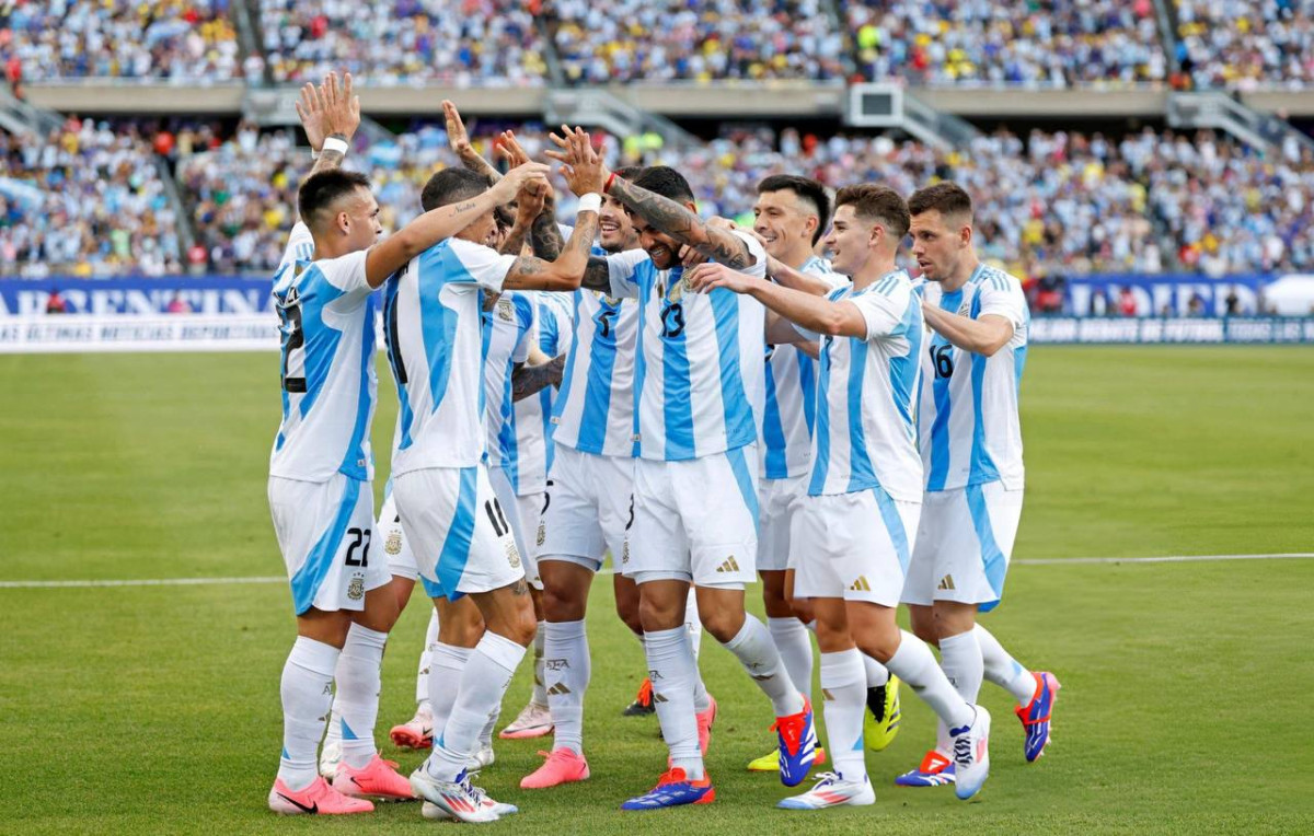 މެޗުގައި ލަނޑު ޖެހުމަށްފަހު އާޖެންޓީނާގެ ކުޅުންތެރިން އުފާ ފާޅުކުރަނީ