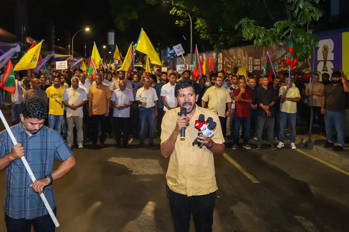 އެމްޑީޕީން ބުރާސްފަތި ދުވަހުގެ ރޭ ބޭއްވި "ވަޒީފާ ބުރާސްފަތި" އިހުތިޖާޖުގައި ރައްޔިތުންގެ މަޖިލީހުގެ އުނގޫފާރު ދާއިރާގެ ކުރީގެ މެންބަރު މުހައްމަދު ވަހީދު (ވައްޑެ) ވާހަކަ ދައްކަވަނީ.