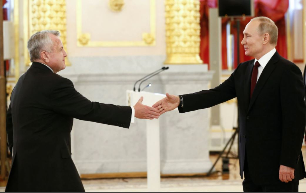 ރަޝިޔާގެ ރައީސާއި އެމެރިކާގެ އެމްބެސެޑަރ ބައްދަލު ކުރައްވަނީ