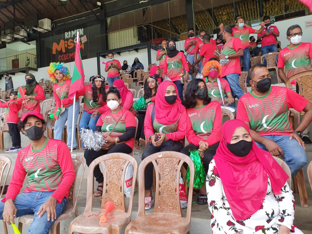 "މަހިންދަ ރާޖަޕަކްސަ ޓްރޮފީ" ފުޓްބޯޅަ މުބާރާތުގައި ދިވެހިރާއްޖެ އާއި ސްރީލަންކާ ބައްދަލުކުރާ މެޗުގައި، ދިވެހި ޓީމަށް ހިތްވަރު ދިނުމަށް ދަނޑަށް ވަދެ ތިބި ދިވެހި ސަޕޯޓަރުން - ފޮޓޯ: މުޙައްމަދު ފައިސަލް