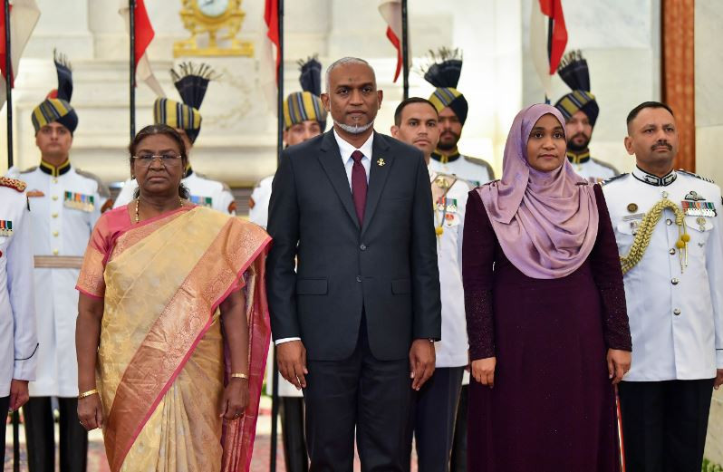 ރައީސުލްޖުމްހޫރިއްޔާ ޑޮކްޓަރ މުޙައްމަދު މުޢިއްޒު އާއި އަނބިކަނބަލުން ސާޖިދާ، އިންޑިއާގެ ރައީސް ދުރޫޕަދީ މުރުމޫ ދެއްވި ރޭގަނޑުގެ ރަސްމީ ޖާފަތުގައި ނަންގަވާފައިވާ ފޮޓޯ އެއް