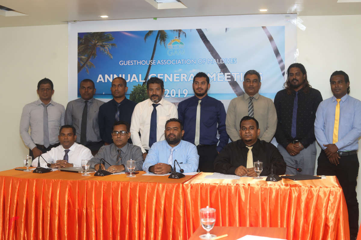 ގެސްޓްހައުސް އެސޯސިއޭޝަންގެ ރައީސް މޫސާ ނާސިހް (އިށީނދެގެން ކަނާތްފަރާތުގައި): ޖިންސީ ގޯނާކުރި މައްސަލަ ބަލޭނެ މާހައުލެއް ނެތުމުން ވަނީ އިސްތިއުފާ ދެއްވާފައި