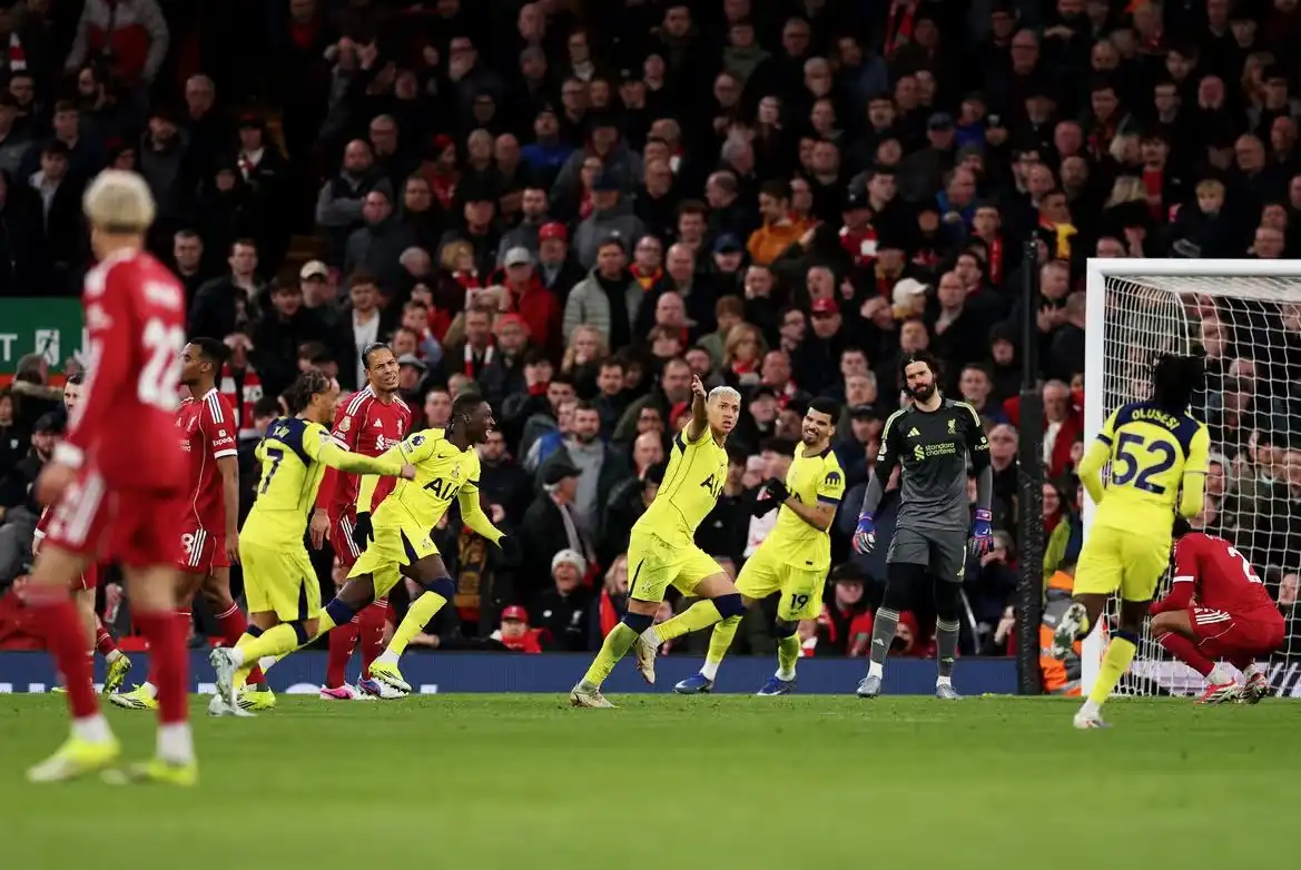 މެޗުގައި ލަނޑު ޖެހުމަށް ފަހު ޓޮޓެންހަމްގެ ކުޅުންތެރިން އުފާ ފާޅު ކުރަނީ