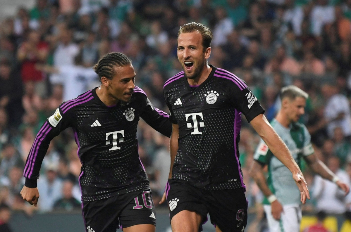 ކޭންއާއި ސާނޭ އުފާ ފާޅުކުރަނީ