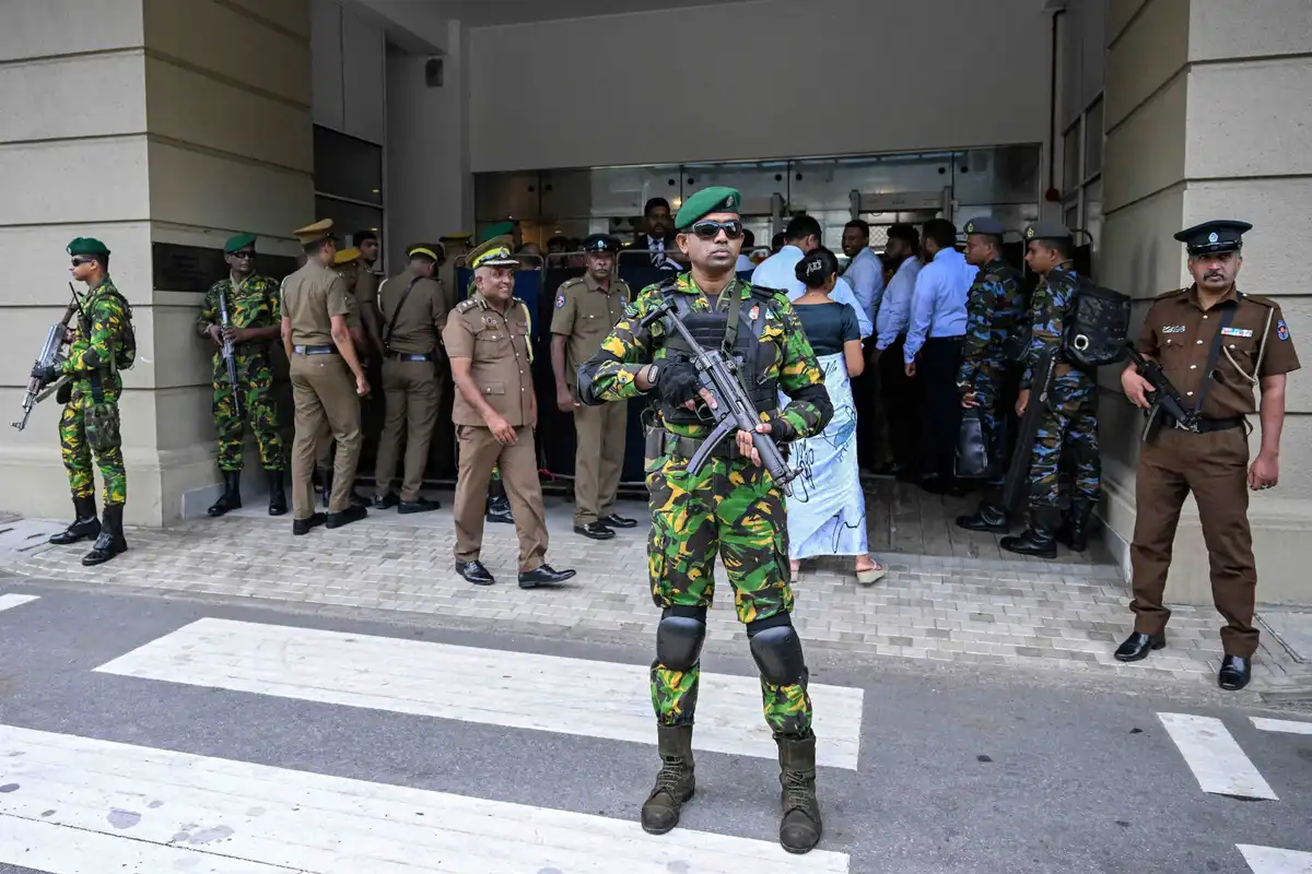 ސްރީ ލަންކާގެ ހައި ކޯޓު ހުންނަ އިމާރާތުގެ ކުރިމަތީގައި ފުލުހުންނާއި ހަތިޔާރުއެޅި ކޮމާންޑޯއިން ފޯރިމަރަނީ