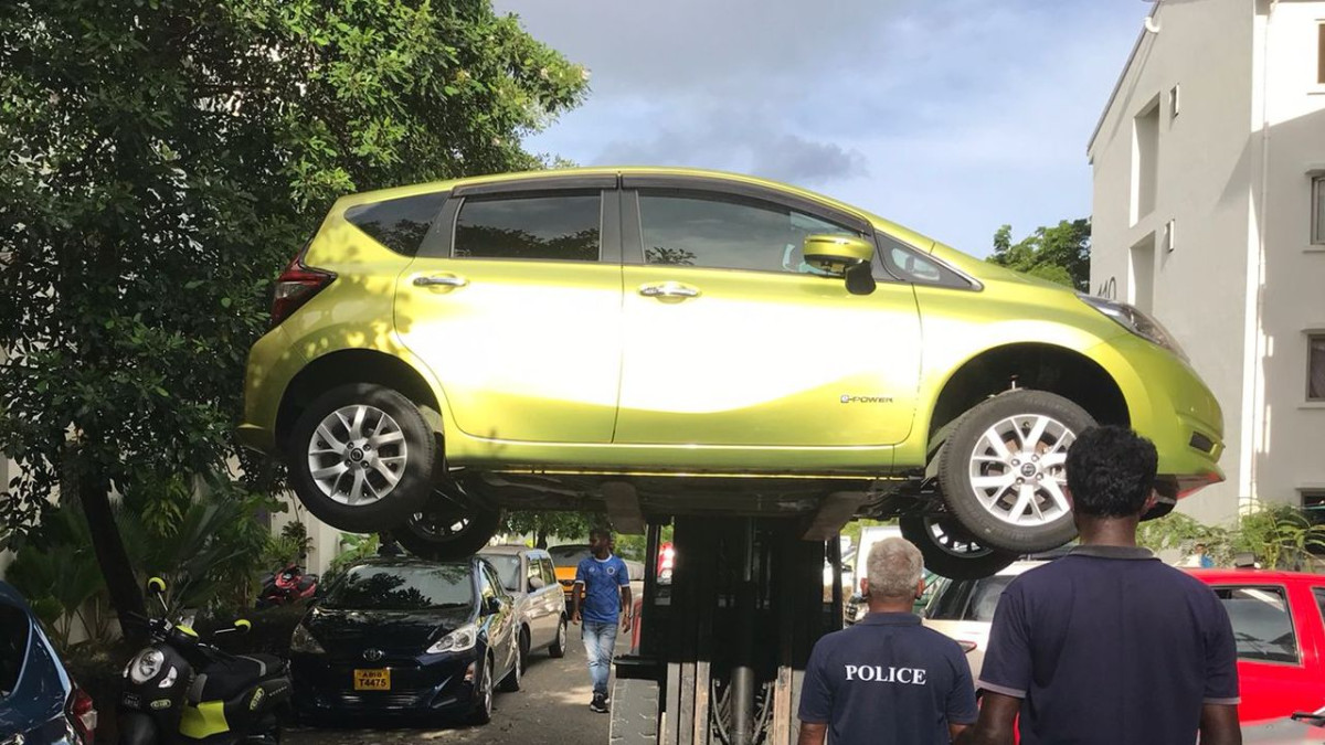 ހުޅުމާލޭގައި ޕާކުކޮށްފައި އޮތް ކާރެއް ނަގަނީ