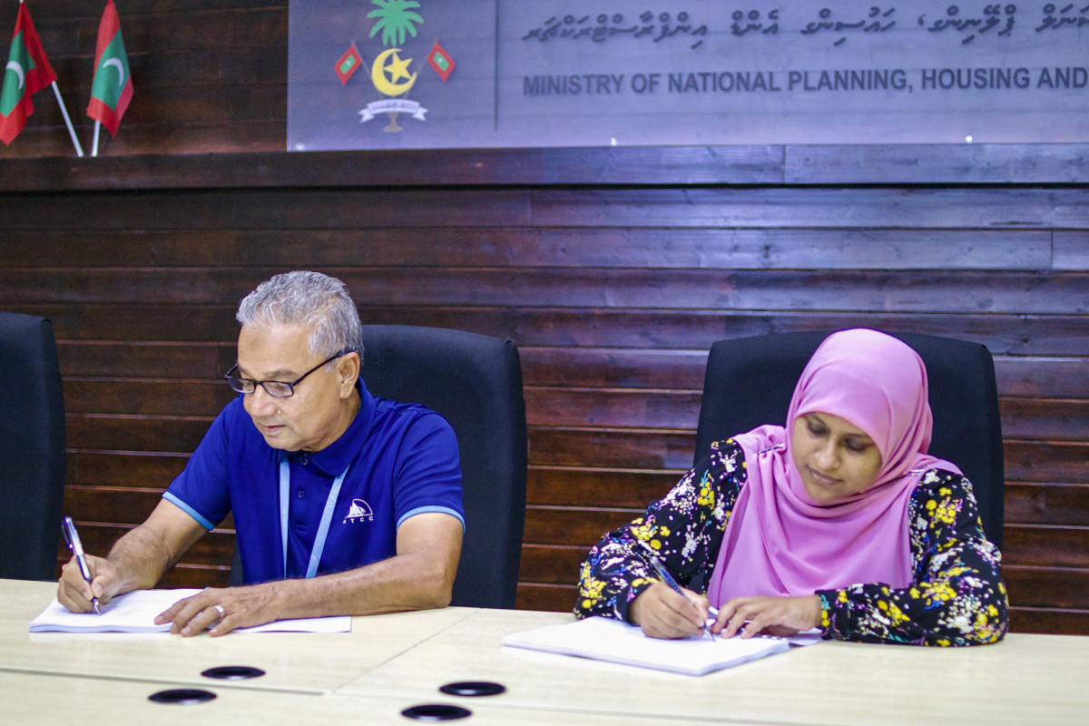 ހިތަދޫ ގޮނޑުދޮށް ހިމާޔަތްކުރުމުގެ މަޝްރޫއުގެ އެއްބަސްވުމުގައި ސޮއިކުރުން