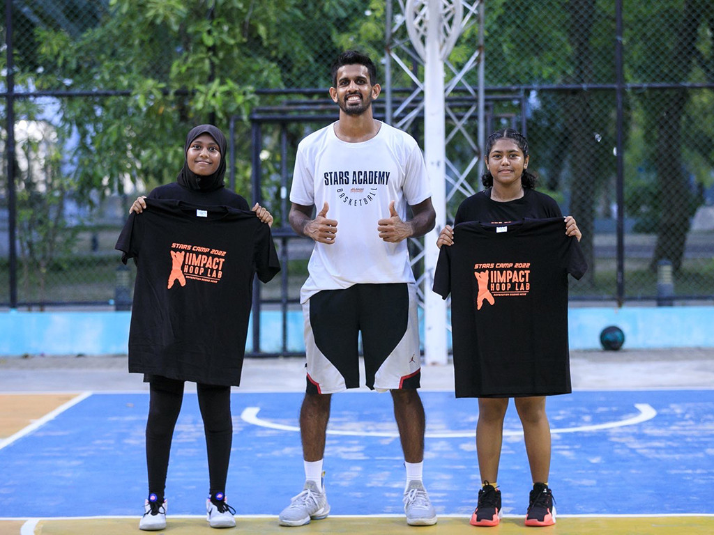 ކޭމްޕަށް ހޮވުނު އަންހެން ދެ ކުޅުންތެރިން: ފޮޓޯ-ސްޓާރސް އެކަޑަމީ