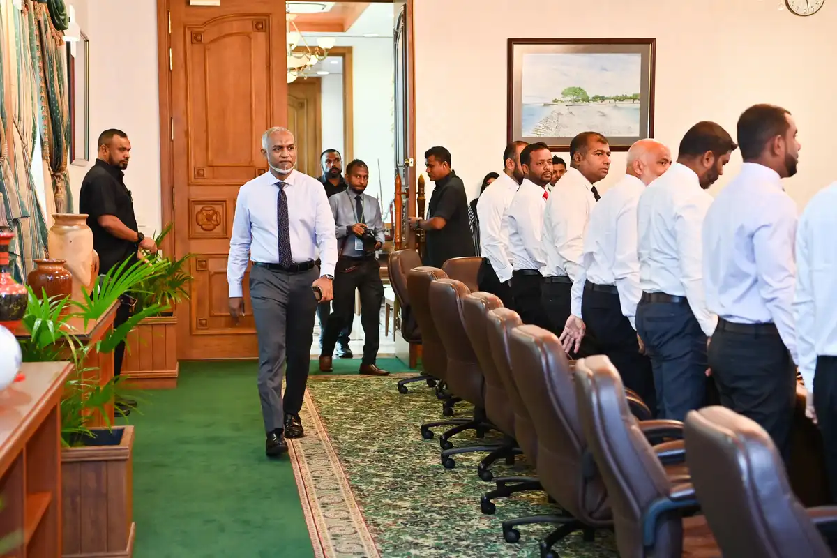 ކެބިނެޓް ބައްދަލުވުމަކަށް ރައީސް މުއިއްޒު ވަޑައިގަންނަވާއިރު ހުރިހާ މިނިސްޓަރުން އިސްތިގުބާލުގައި ކޮޅަށް ތެދުވެ