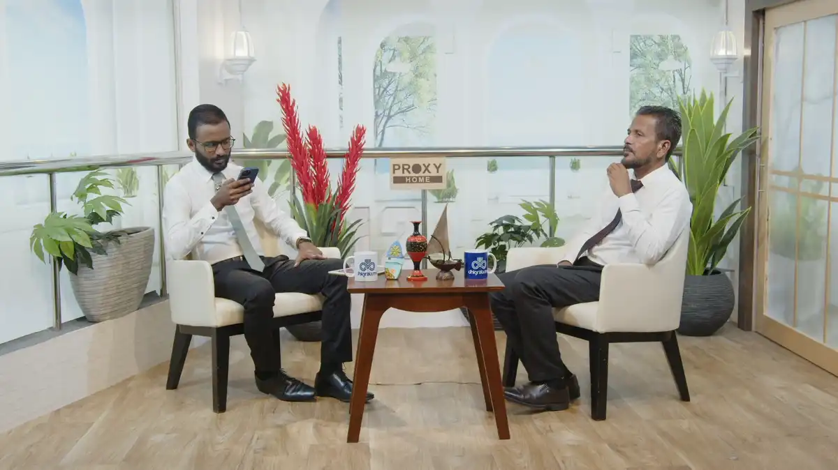 ރާއްޖެޓީވީގެ "ފަށާއިރު" ޕްރޮގްރާމްގެ ތެރެއިން: މިއީ ނިއުސް އެންޑް ކަރަންޓް އެފެއާރޒް ޚަބަރުތަކާއި މުޖުތަމައުގައި ހުންނަ އެކިއެކި މައްސަލަތަކާއި ރައްޔިތުންގެ ކަންބޮޑުވުންތަކާއި ސިޔާސީ ވާހަކަތައް ނުރަސްމީ ސްޓައިލަކަށް ގެނެސްދޭ ޕްރޮގްރާމެއް