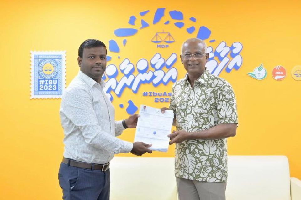 މުހައްމަދު ފައިސަލް އެމްޑީޕީއަށް ސޮއިކުރައްވައި ފޯމް ރައީސުލްޖުމްހޫރިއްޔާ އިބްރާހީމް މުހައްމަދު ސާލިހުއާ ހަވާލުކޮށްދެއްވަނީ