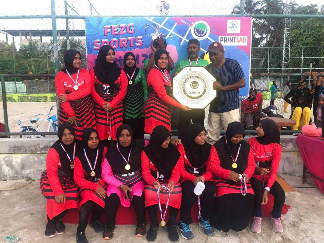 ފެޒްގ ހޭންޑު ބޯޅަ މުބާރާތުގެ ޗެމްޕިއަންކަން ހޯދި ލެޖެންޑްސް ޓީމަށް ތަށި ހަވާލު ކުރަނީ