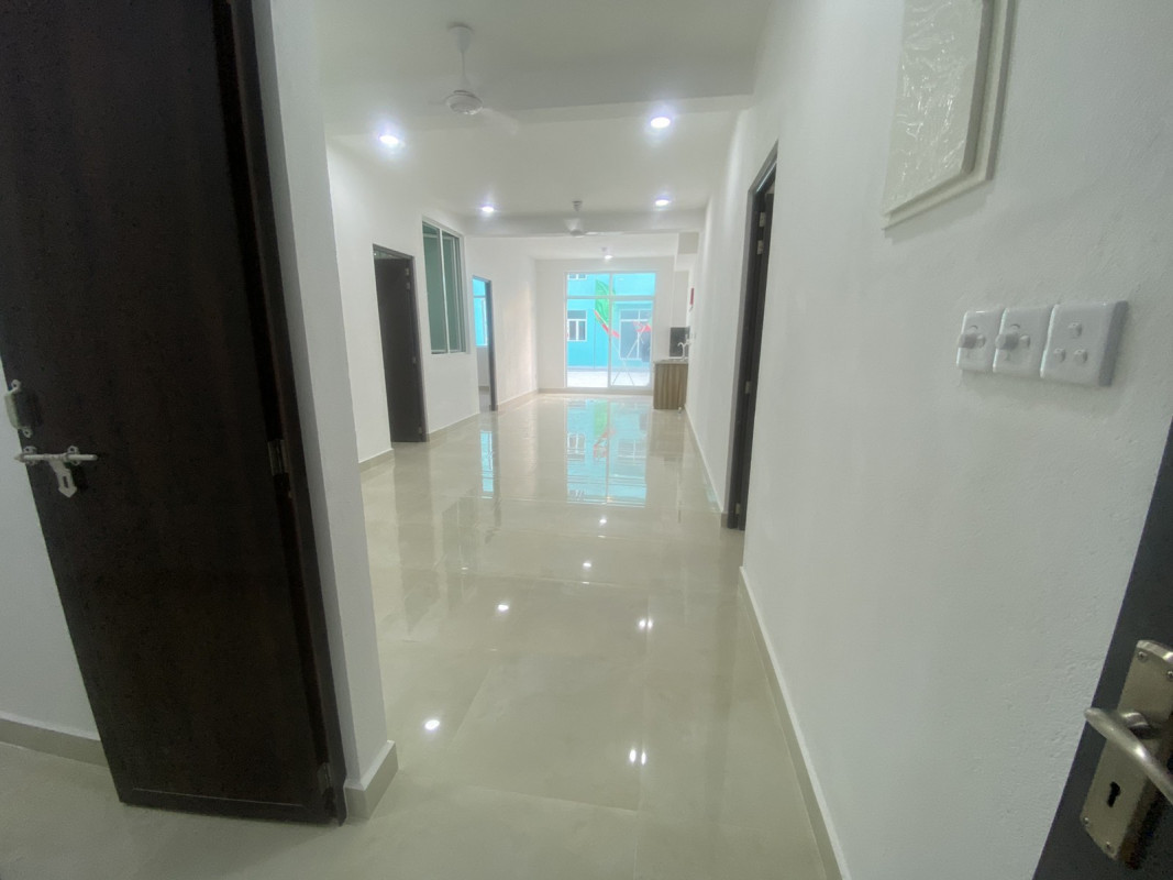 ނައިފަރުގައި އިމާރާތްކުރި ހައުސިންގ ޔުނިޓްތައް ކައުންސިލާ ހަވާލުކުރުމަށް ބޭއްވި ރަސްމިއްޔާތު - މި ހައުސިންގ ޔުނިޓްތަކުގައި ތިން ކޮޓަރިއާ ތިން ފާހާނާ ހުރޭ - ފޮޓޯ: ރާއްޖެއެމްވީ 