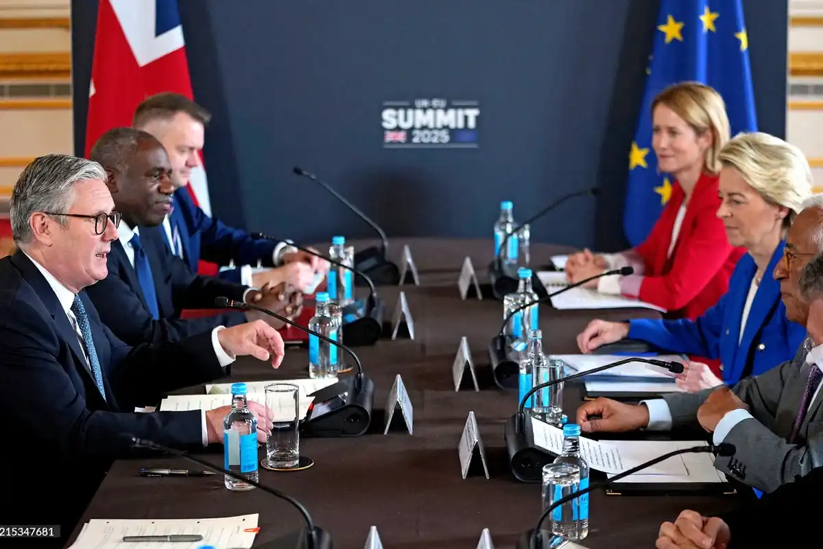 އިނގިރޭސިވިލާތުގެ ބޮޑުވަޒީރު ކިއާ ސްޓާމަރ، މެއި 19، 2025 ގައި ޔޫރަޕިއަން ޔޫނިއަންގެ ވެރިންނާ ބައްދަލު ކުރައްވަނީ