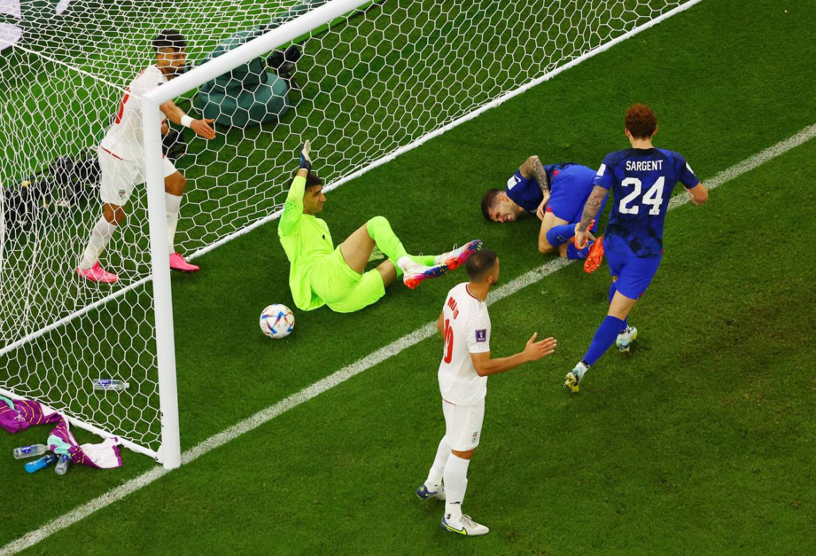 އީރާން އަދި އެމެރިކާ ކުޅުނު މެޗުގެ ތެރެއިން - ފޮޓޯ: ރޮއިޓާސް