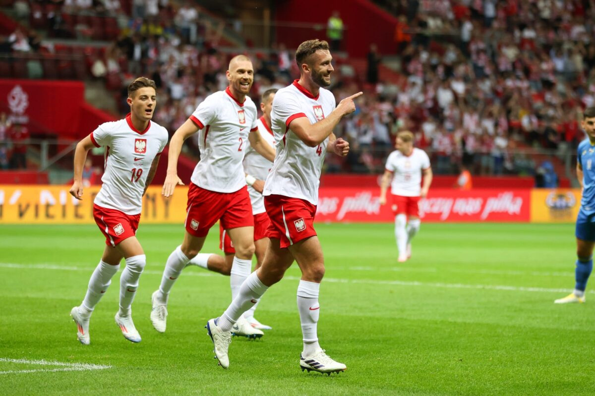 މެޗުގައި ލަނޑު ޖެހުމަށް ފަހު ޕޮލެންޑުގެ ކުޅުންތެރިން އުފާ ފާޅުކުރަނީ