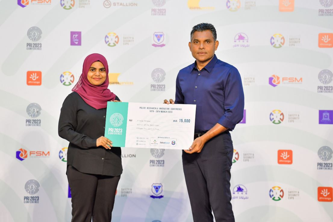 ޕޮލިސް ރިސަރޗް އެންޑް އިނޮވޭޝަން 2023 ކޮންފަރެންސް ނިންމުމުގެ ރަސްމިއްޔާތުގައި ހައުލާ ރަމީޒަށް އިނާމު ހަވާލުކޮށްދެއްވަނީ