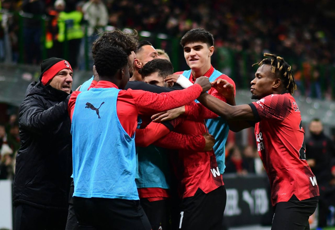 މެޗުގައި ލަނޑު ޖެހުމަށްފަހު އޭސީ މިލާންގެ ކުޅުންތެރިން އުފާ ފާޅު ކުރަނީ