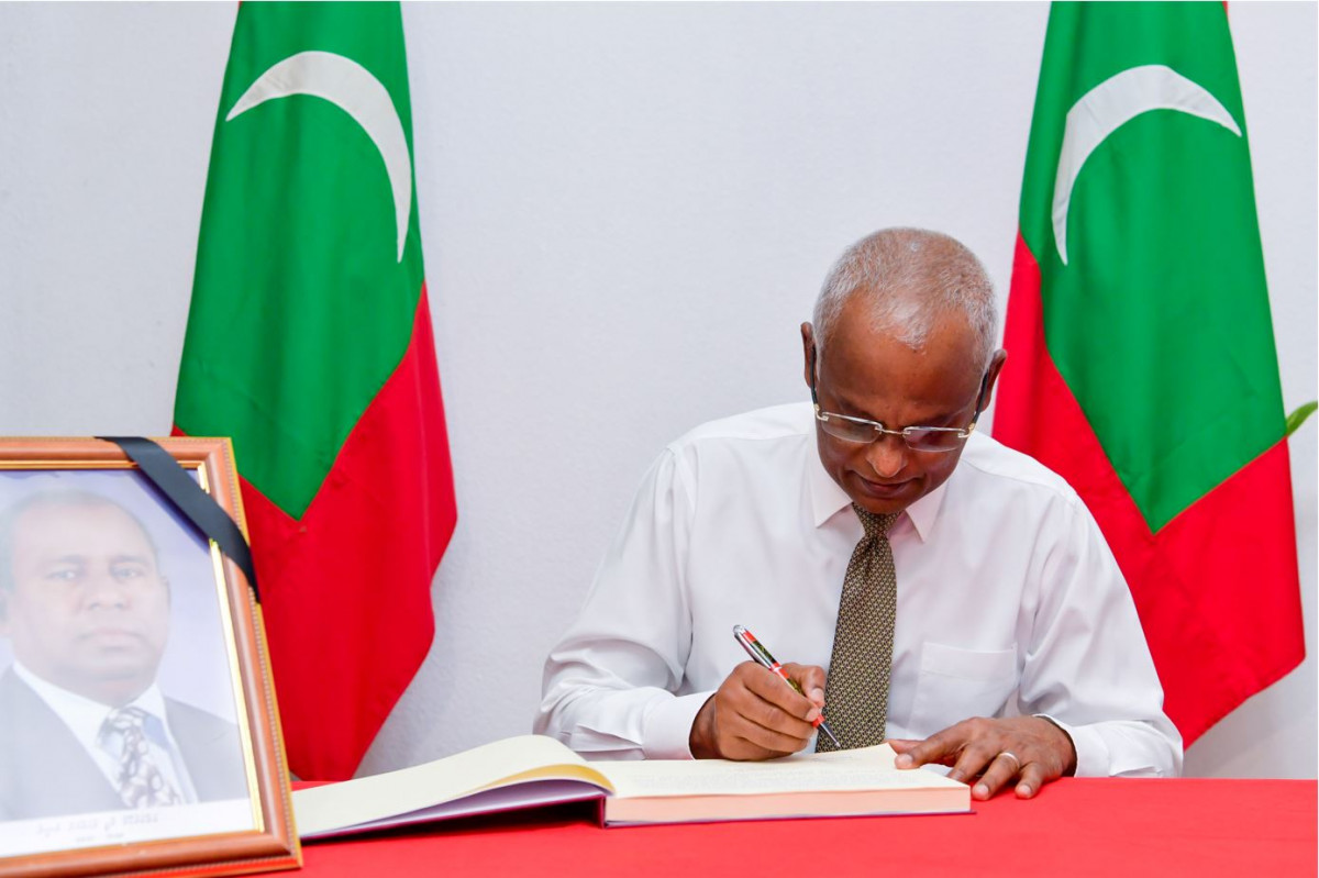 ކޮޕީ ރަޝީދުގެ ހަނދާނުގައި ހުޅުވާފައިވާ ތައުޒިޔާގެ ދަފުތަރުގައި ރައީސް ސޮއި ކުރައްވަނީ